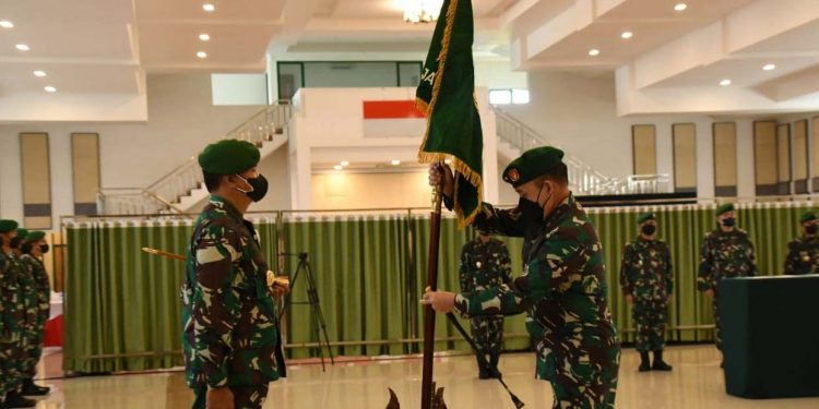 Pelaksanaan Sertijab Komandan Korem lama Brigjen TNI Bagus Antonov Hardito (kiri) kepada Komandan Korem baru Kolonel Infanteri Amrin Ibrahim (kanan). (Foto istimewa)