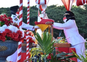 Wakil Bupati Pohuwato, Hj. Suharsi Igirisa Saat mengambil Bendera Merah Putih dari Paskibraka. (Foto: Mahmud/Gopos)