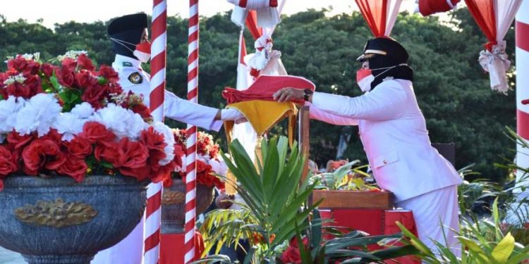Wakil Bupati Pohuwato, Hj. Suharsi Igirisa Saat mengambil Bendera Merah Putih dari Paskibraka. (Foto: Mahmud/Gopos)