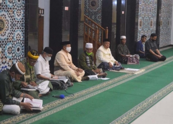 Pemangku adat dan pegawai syara Kabupaten Gorontalo Gelar Doa bersama menolak bala Pandemi Covid-19, di Masjid Jami Al-Muhtadin Kelurahan Hutuo, Selasa (17/8/2021) (Foto: Putra/Gopos)