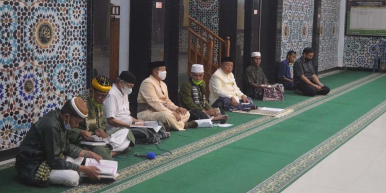 Pemangku adat dan pegawai syara Kabupaten Gorontalo Gelar Doa bersama menolak bala Pandemi Covid-19, di Masjid Jami Al-Muhtadin Kelurahan Hutuo, Selasa (17/8/2021) (Foto: Putra/Gopos)
