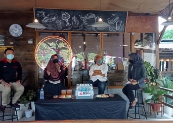 dr. Yana Yanti Suleman, Kepala Dinas Kesehatan Provinsi Gorontalo, sedang mengisi acara Dinkes Provinsi, dengan tema Dukungan Mitra Potensial dalam Mendukung Pencegahan Covid-19, di Atap Toea Cafe, Kota Gorontalo. (Foto: Sari/gopos)