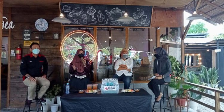 dr. Yana Yanti Suleman, Kepala Dinas Kesehatan Provinsi Gorontalo, sedang mengisi acara Dinkes Provinsi, dengan tema Dukungan Mitra Potensial dalam Mendukung Pencegahan Covid-19, di Atap Toea Cafe, Kota Gorontalo. (Foto: Sari/gopos)
