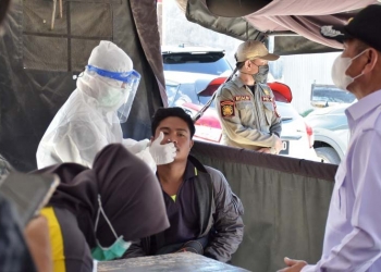 Bupati Pohuwato, Saiful Mbuinga saat memantau langsung pengunjung pasar yang sedang dilakukan swab. (Foto: Mahmud/Gopos)