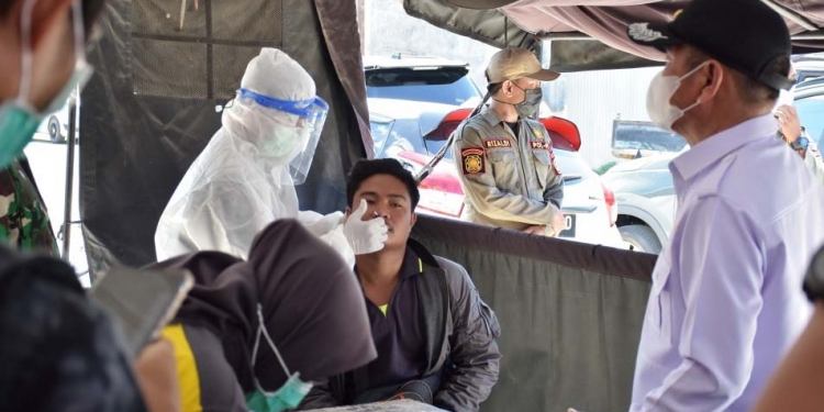 Bupati Pohuwato, Saiful Mbuinga saat memantau langsung pengunjung pasar yang sedang dilakukan swab. (Foto: Mahmud/Gopos)