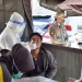 Bupati Pohuwato, Saiful Mbuinga saat memantau langsung pengunjung pasar yang sedang dilakukan swab. (Foto: Mahmud/Gopos)