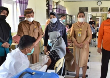 Bupati Pohuwato, Saiful A. Mbuinga, saat menghadiri vakksinasi anak remaja yang digelar di SMA Marisa, Selasa (23/08/21). (Foto: Mahmud/Gopos)