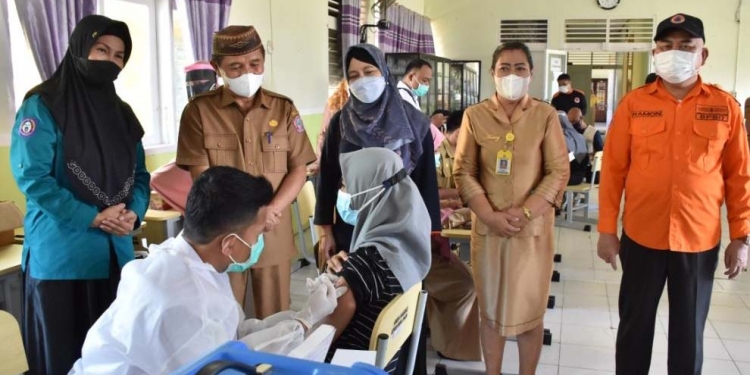 Bupati Pohuwato, Saiful A. Mbuinga, saat menghadiri vakksinasi anak remaja yang digelar di SMA Marisa, Selasa (23/08/21). (Foto: Mahmud/Gopos)