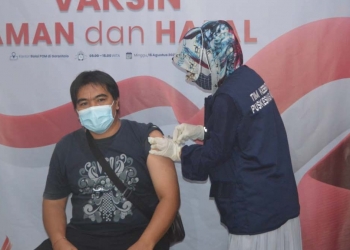 VAKSINASI COVID-19 -  Salah seorang masyarakat saat melaksanakan vaksinasi Covid-19 di Kantor BPOM Gorontalo, Minggu (15/8/2021). (Foto: Putra/Gopos)