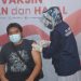 VAKSINASI COVID-19 - Salah seorang masyarakat saat melaksanakan vaksinasi Covid-19 di Kantor BPOM Gorontalo, Minggu (15/8/2021). (Foto: Putra/Gopos)
