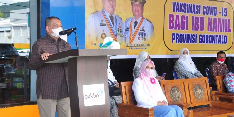 Wagub Gorontalo H. Idris Rahim (kiri), memberikan sambutan pada pencanangan vaksinasi COVID-19 bagi ibu hamil di RSIA Siti Khadijah, Kota Gorontalo, Sabtu (28/8/2021). (Foto: Haris)