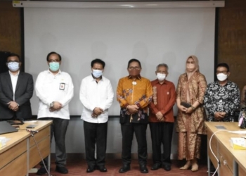 Wali Kota Gorontalo, Marten Taha saat bersama Kepala Perpustakaan Nasional RI, Muhammad Syarif Banto di Kantor Perpustakaan Nasional RI, Senin (13/9/2021) Foto (Diskominfo Kota Gorontalo)