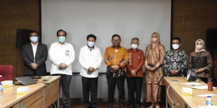 Wali Kota Gorontalo, Marten Taha saat bersama Kepala Perpustakaan Nasional RI, Muhammad Syarif Banto di Kantor Perpustakaan Nasional RI, Senin (13/9/2021) Foto (Diskominfo Kota Gorontalo)
