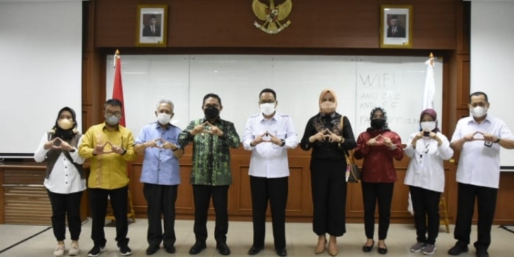 Wali Kota Gorontalo saat bersama Kepala Kantor ANRI di Jakarta, Selasa (14/9/2021). Foto (Diskominfo Kota Gorontgalo)
