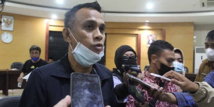 Koordinator Aksi Hamzah Ahmad Moses usai melakukan audiensi bersama Dewan Perwakilan Rakyat Daerah (DPRD) Provinsi Gorontalo. Foto (Ari/Gopos