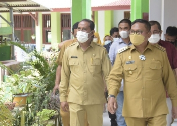 Wali Kota Gorontalo saat meninjau persiapan pelaksanaan PTM di SMP Negri 1 Kota Gorontalo, Senin (20/9/2021). Foto (Diskominfo Kota Gorontalo