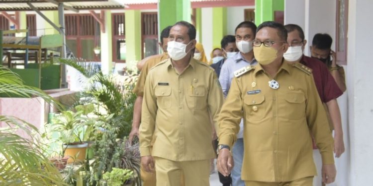 Wali Kota Gorontalo saat meninjau persiapan pelaksanaan PTM di SMP Negri 1 Kota Gorontalo, Senin (20/9/2021). Foto (Diskominfo Kota Gorontalo
