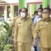 Wali Kota Gorontalo saat meninjau persiapan pelaksanaan PTM di SMP Negri 1 Kota Gorontalo, Senin (20/9/2021). Foto (Diskominfo Kota Gorontalo