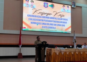 Wali Kota Gorontalo, Marten Taha saat memberikan sambutan pada rapat terkait evaluasi kegiatan pekerjaan pengendalian banjir di Sungai Bone, Selasa (21/9/2021). Foto (Ari/Gopos)