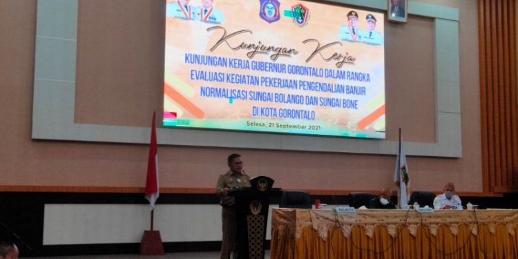 Wali Kota Gorontalo, Marten Taha saat memberikan sambutan pada rapat terkait evaluasi kegiatan pekerjaan pengendalian banjir di Sungai Bone, Selasa (21/9/2021). Foto (Ari/Gopos)