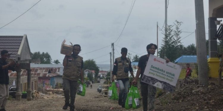 Proses penyaluran bantuan sembako. Foto Istimewa
