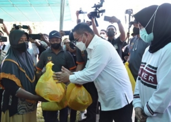Wali Kota Gorontalo, Marten Taha saat menyerahkan bantuan untuk korban terdampak banjir di Boalemo. Foto Istimewa