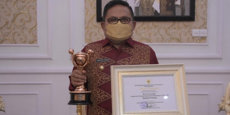 Wali Kota Gorontalo, Marten Taha saat menerima penghargaan APE. Foto (Diskominfo Kota Gorontalo