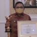 Wali Kota Gorontalo, Marten Taha saat menerima penghargaan APE. Foto (Diskominfo Kota Gorontalo