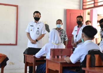 Wakil Wali Kota Gorontalo, Ryan F Kono saat meninjau PTM Terbatas. Foto (Diskominfo Kota Gorontalo)