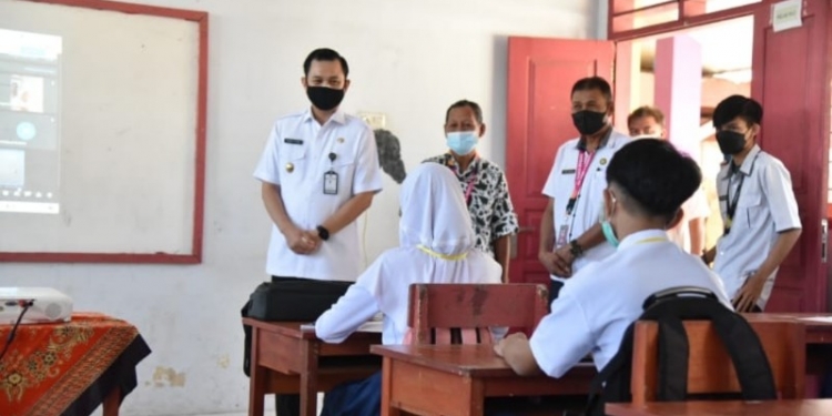 Wakil Wali Kota Gorontalo, Ryan F Kono saat meninjau PTM Terbatas. Foto (Diskominfo Kota Gorontalo)