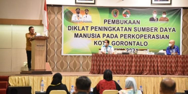 Wali Kota Gorontalo, Marten Taha saat membuka kegiatan pembukaan Diklat Koperasi Berbasis Informasi Teknologi Kota Gorontalo, Kamis (30/9/2021). Foto (Diskominfo Kota Gorontalo