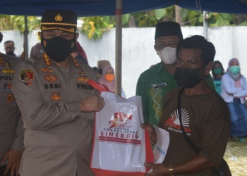 Pelaksanaan vaksinasi Covid-19 oleh Akabri 1996 Bharatasena di Kantor Desa Yosonegoro, Kecamatan Limboto Barat, Kabupaten Gorontalo, Kamis (23/9/2021). Usai vaksinasi peserta vaksiansi mendapatkan bantuan paket sembako. Foto : Putra/Gopos.