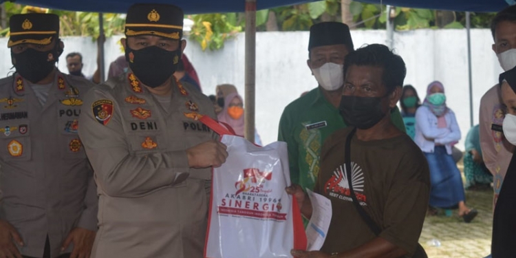 Pelaksanaan vaksinasi Covid-19 oleh Akabri 1996 Bharatasena di Kantor Desa Yosonegoro, Kecamatan Limboto Barat, Kabupaten Gorontalo, Kamis (23/9/2021). Usai vaksinasi peserta vaksiansi mendapatkan bantuan paket sembako. Foto : Putra/Gopos.
