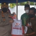 Pelaksanaan vaksinasi Covid-19 oleh Akabri 1996 Bharatasena di Kantor Desa Yosonegoro, Kecamatan Limboto Barat, Kabupaten Gorontalo, Kamis (23/9/2021). Usai vaksinasi peserta vaksiansi mendapatkan bantuan paket sembako. Foto : Putra/Gopos.