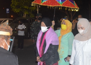Sosial Tri Rismaharini saat tiba di Gorontalo dan disambut dengan adat Mopotilolo, di Bandara Djalaludin Gorontalo, Rabu (29/9/2021). Foto : Putra/Gopos.