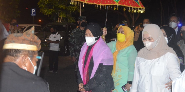 Sosial Tri Rismaharini saat tiba di Gorontalo dan disambut dengan adat Mopotilolo, di Bandara Djalaludin Gorontalo, Rabu (29/9/2021). Foto : Putra/Gopos.