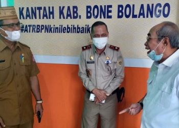Anggota Komisi 1 DPRD Provinsi Gorontalo Adhan Dambea saat berbincang dengan Sekretaris Daerah Kabupaten Bone Bolango, Ishak Ntoma dan Kepala Badan Pertanahan Kabupaten Bone Bolango setelah menggelar pertemuan terkait percepatan pembangunan Waduk Bulango Ulu. (Indra/Gopos)