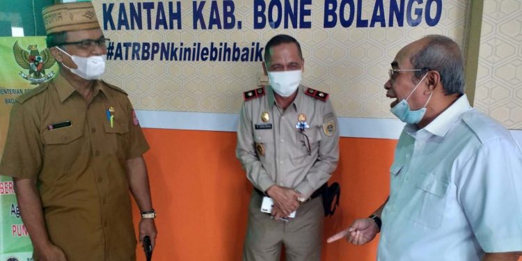 Anggota Komisi 1 DPRD Provinsi Gorontalo Adhan Dambea saat berbincang dengan Sekretaris Daerah Kabupaten Bone Bolango, Ishak Ntoma dan Kepala Badan Pertanahan Kabupaten Bone Bolango setelah menggelar pertemuan terkait percepatan pembangunan Waduk Bulango Ulu. (Indra/Gopos)