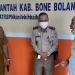 Anggota Komisi 1 DPRD Provinsi Gorontalo Adhan Dambea saat berbincang dengan Sekretaris Daerah Kabupaten Bone Bolango, Ishak Ntoma dan Kepala Badan Pertanahan Kabupaten Bone Bolango setelah menggelar pertemuan terkait percepatan pembangunan Waduk Bulango Ulu. (Indra/Gopos)