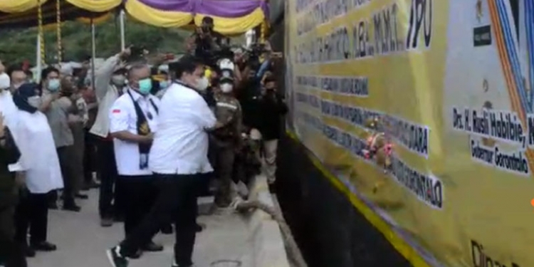 Pelepasan 23.000 Ton jagung ditandai dengan pemecahan kendi oleh Menteri Koordinator Bidang Perekonomian Airlangga Hartarto, bersama Gubernur Gorontalo, Rusli Habibie di Pelabuhan Tilamuta, Kabupaten Gorontalo, Kamis (30/9/2021). Foto : Putra/Gopos.