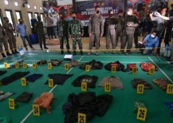 Polisi memperlihatkan sejumlah barang bukti hasil kontak tembak antara Satgas Madago Raya dengan kelompok teroris MIT Poso, di Mapolres Parigi Moutong, Kabupaten Parigi Moutong, Sulawesi Tengah, Minggu (19/9/2021).