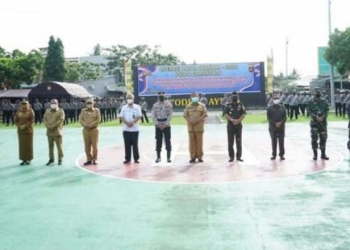 Gubernur Rusli, Kapolda Gorontalo, Danrem 133/NWB dan jajaran Forkopimda lainnya saat menghadiri Apel Gelar Pasukan Operasi Patuh Otanaha 2021. Apel gelar pasukan ini dilaksanakan di Mapolda Gorontalo, Senin (20/9/2021). (Foto: Nova)