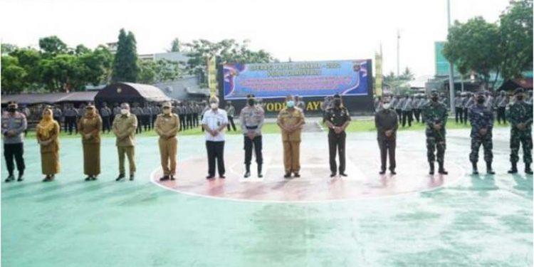 Gubernur Rusli, Kapolda Gorontalo, Danrem 133/NWB dan jajaran Forkopimda lainnya saat menghadiri Apel Gelar Pasukan Operasi Patuh Otanaha 2021. Apel gelar pasukan ini dilaksanakan di Mapolda Gorontalo, Senin (20/9/2021). (Foto: Nova)