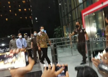 Wakil Ketua DPR RI Azis Syamsuddin setelah dijemput paksa dan digelandang ke KPK. (Raihan Hanani/suara.com)