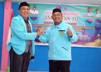 Hendrik Wakiden (kiri) bersama Hasmin (kanan) saling bersalaman usai pemilihan Ketua DPD BKPRMI Pohuwato