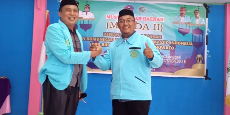 Hendrik Wakiden (kiri) bersama Hasmin (kanan) saling bersalaman usai pemilihan Ketua DPD BKPRMI Pohuwato