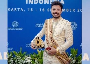 Presiden Forum Institut Pariwisata Dunia Bulut Bagci saat mengenakan Pakaian Adat Boko Toqawa dari Gorontalo di Global Tourism Forum-Leaders Summit Asia di Raffles Hotel, Kuningan, Jakarta Selatan pada Rabu (15/9/2021). Istimewa