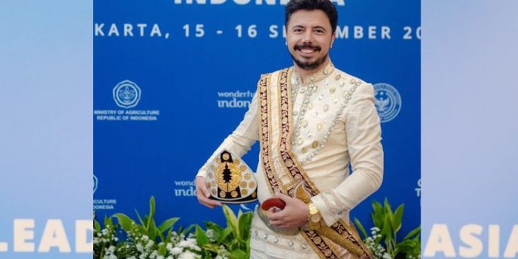 Presiden Forum Institut Pariwisata Dunia Bulut Bagci saat mengenakan Pakaian Adat Boko Toqawa dari Gorontalo di Global Tourism Forum-Leaders Summit Asia di Raffles Hotel, Kuningan, Jakarta Selatan pada Rabu (15/9/2021). Istimewa