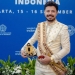 Presiden Forum Institut Pariwisata Dunia Bulut Bagci saat mengenakan Pakaian Adat Boko Toqawa dari Gorontalo di Global Tourism Forum-Leaders Summit Asia di Raffles Hotel, Kuningan, Jakarta Selatan pada Rabu (15/9/2021). Istimewa