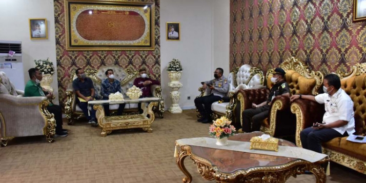 Bupati Pohuwato Saipul A Mbuinga bersama  Kapolres Pohuwato, AKBP. Joko Sulistiono, Kajari Pohuwato, Mas’ud, SH.,MH, Sekda Iskandar Datau dan Kadis Perhubungan, Yunus Mohamad, pada saat memaparkan gambaran pekerjaan bandara pohuwato.